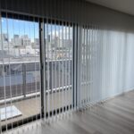 新宿区I様邸の大きな窓に設置したバーチカルブラインド全景