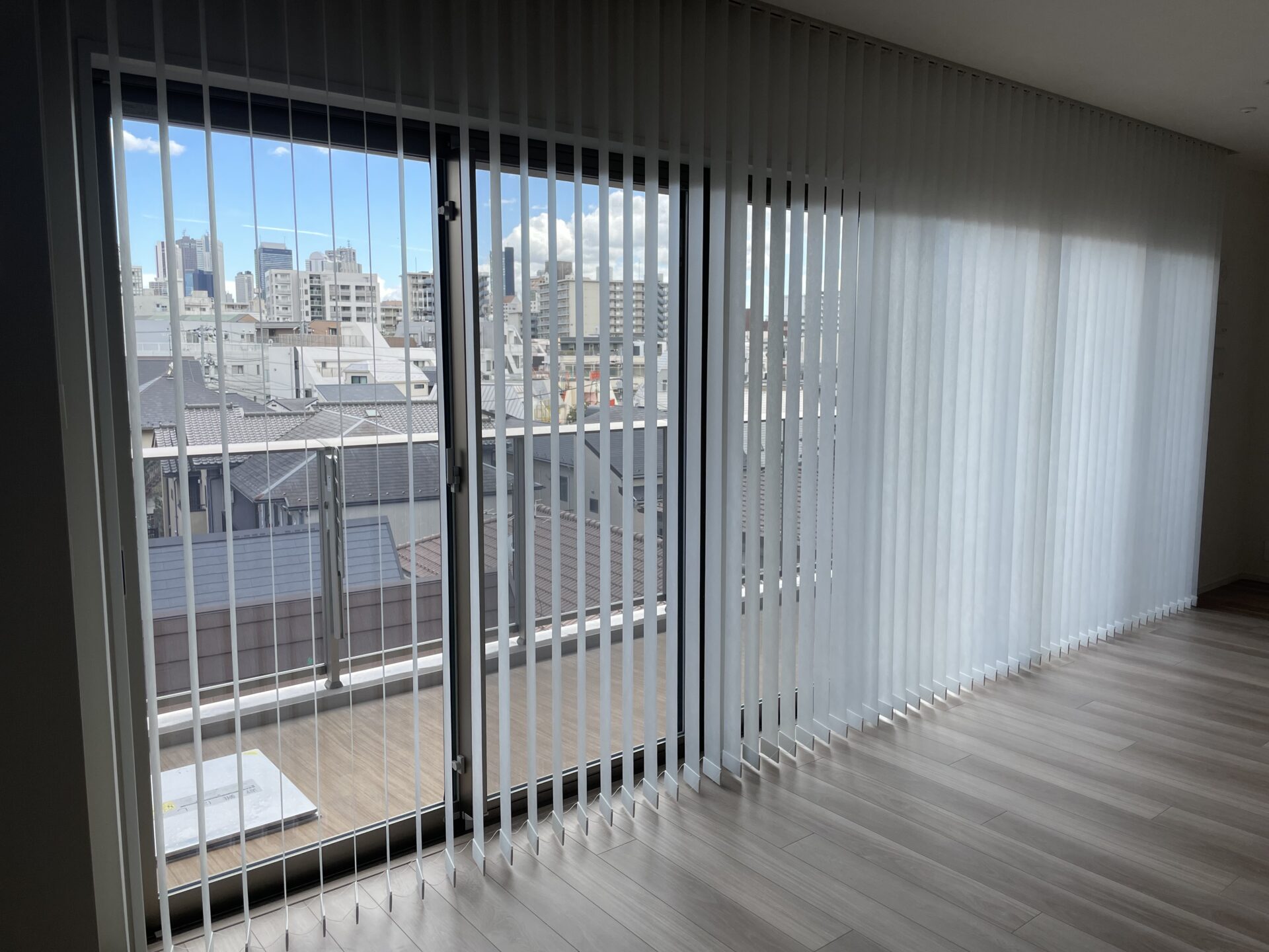 新宿区I様邸の大きな窓に設置したバーチカルブラインド全景